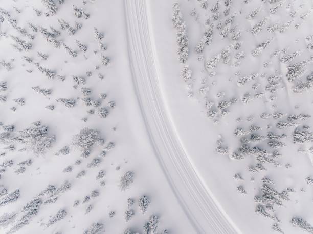 vue aérienne de la route dans la forêt de neige d’hiver en finlande - aerial view landscape scenics snow photos et images de collection