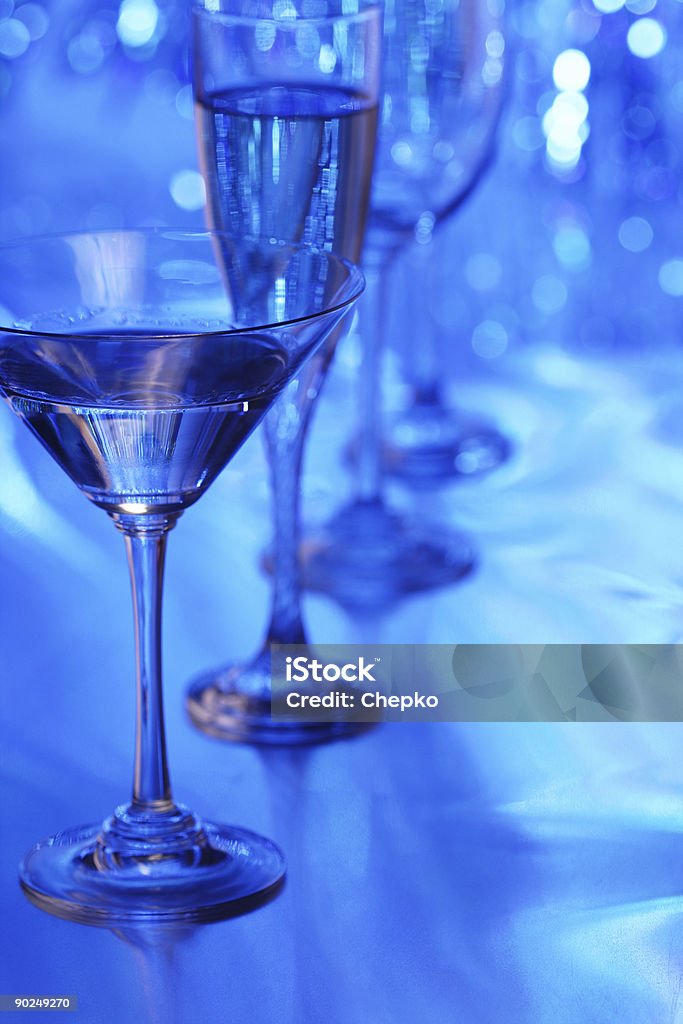 Taça de martíni no Fundo azul - Foto de stock de Beber royalty-free