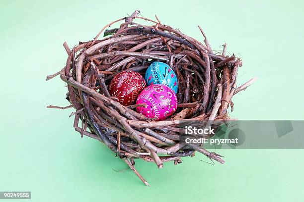 Foto de Três Ovos De Páscoa No Ninho e mais fotos de stock de Arte - Arte, Colorido, Comida