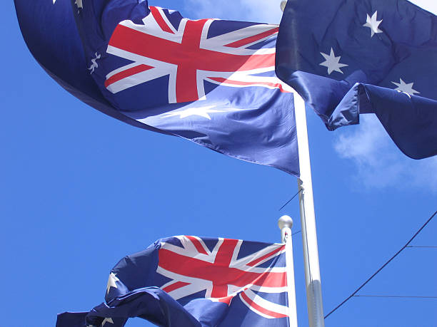 aussie flaggen - parliament building new south wales government sydney australia stock-fotos und bilder