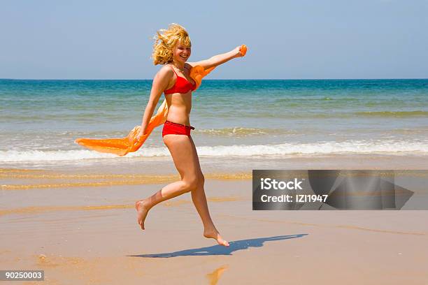 Ragazza Spiaggia Oceano Spiaggia Mare Sole Salta - Fotografie stock e altre immagini di Ambientazione esterna