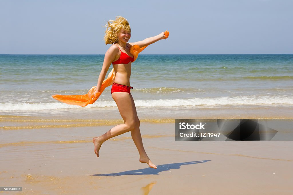 Menina, oceano, praia e mar, a areia, sol, Saltar - Royalty-free Alegria Foto de stock