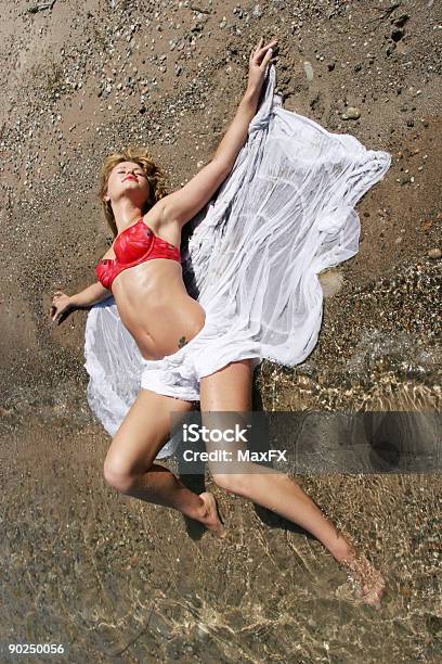 Sexy Kobieta Na Plaży - zdjęcia stockowe i więcej obrazów Bikini - Bikini, Blond włosy, Dorosły