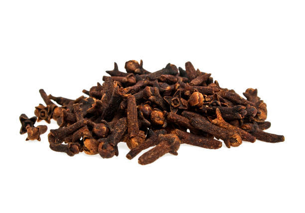 istock Cloves isolated on white background 902505032