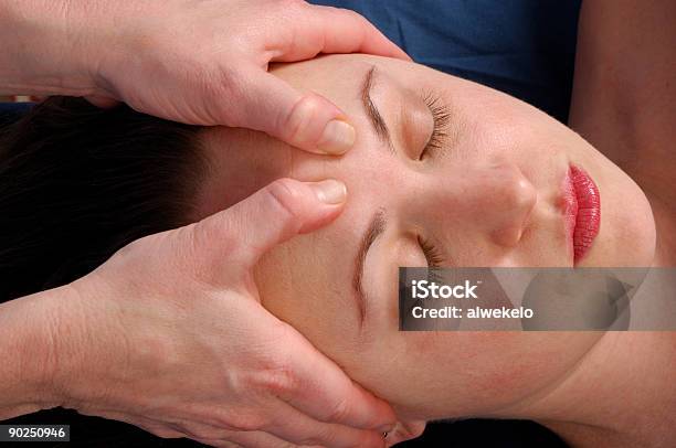 Masajes Frente Al Centro De Bienestar Físico Foto de stock y más banco de imágenes de Armonía - Concepto - Armonía - Concepto, Aromaterapia, Asistencia sanitaria y medicina