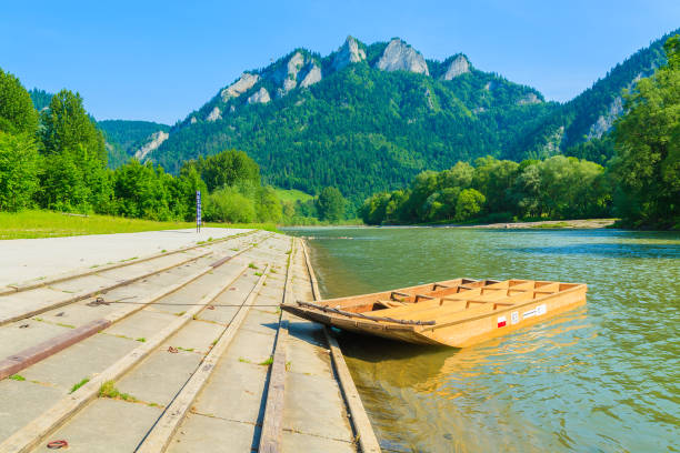 Wooden rafting boat on shore of Dunajec river, Trzy Korony, Pieniny Mountains, Poland The Pieniny is a mountain range in the south of Poland and the north of Slovakia. szczawnica stock pictures, royalty-free photos & images