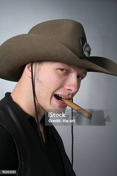 Сигара Cowboy — стоковые фотографии и другие картинки Вертикальный - Вертикальный, Взрослый, Группа людей