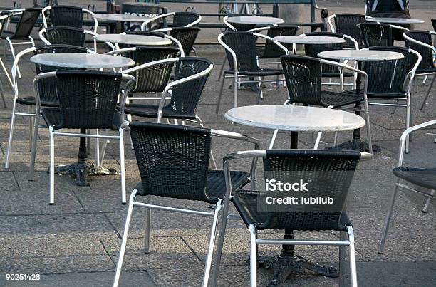 Caffè Allaperto In Attesa Per Gli Ospiti - Fotografie stock e altre immagini di Ambientazione esterna - Ambientazione esterna, Capitali internazionali, Cena