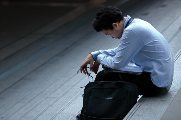 イライラ ストレス若いアジア ビジネス男ひずみを感じ、試みたまたは階段にがっかりしました。 - 仕事 つらい ストックフォトと画像