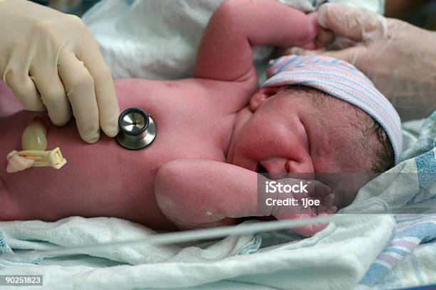 Neugeborenes Stockfoto und mehr Bilder von Neugeborenes - Neugeborenes, Wehen - Gebären, Krankenpflegepersonal