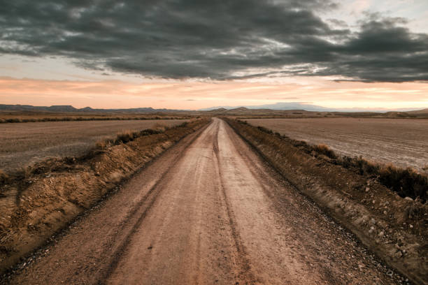 carretera del desierto - single lane road road sky dirt road fotografías e imágenes de stock
