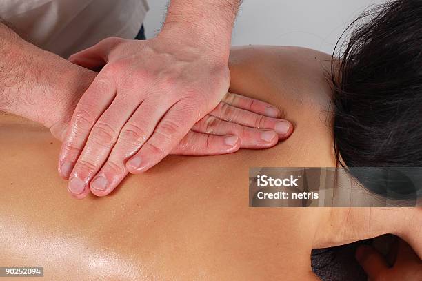 Massaggio - Fotografie stock e altre immagini di Accudire - Accudire, Adulto, Asciugamano