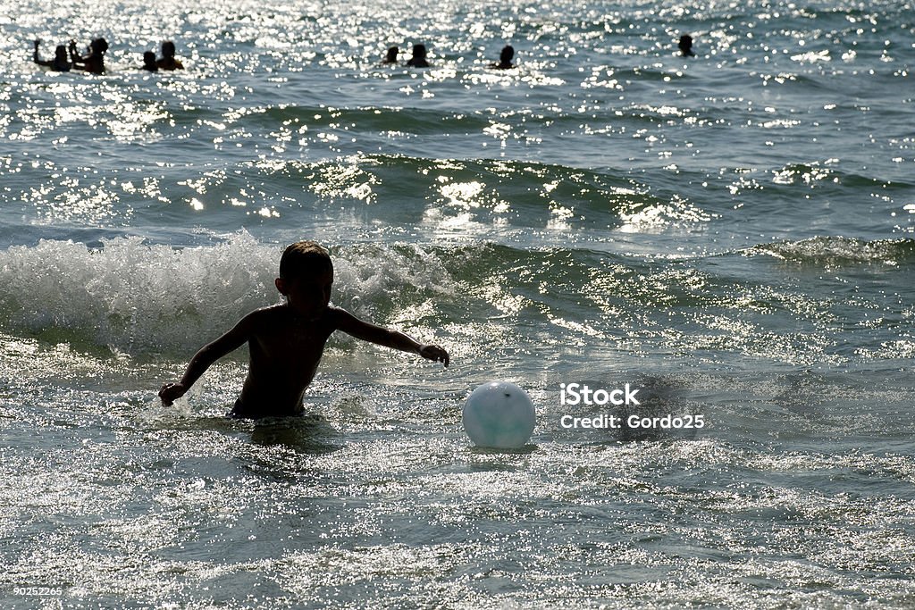 Garçon dans les vagues - Photo de Activité libre de droits