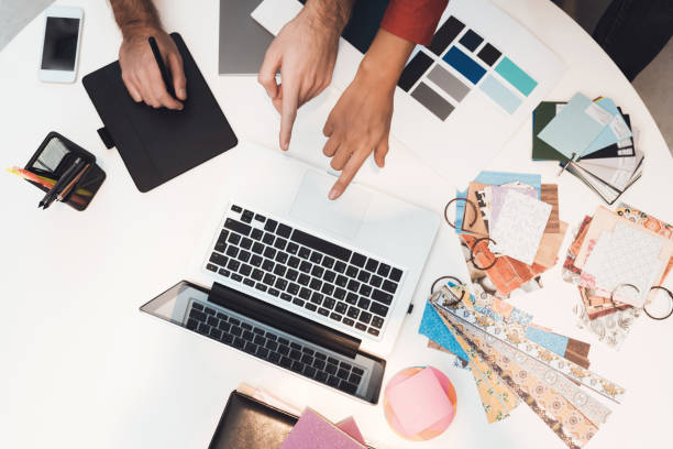 istock Hands that show on the laptop screen. 902528106
