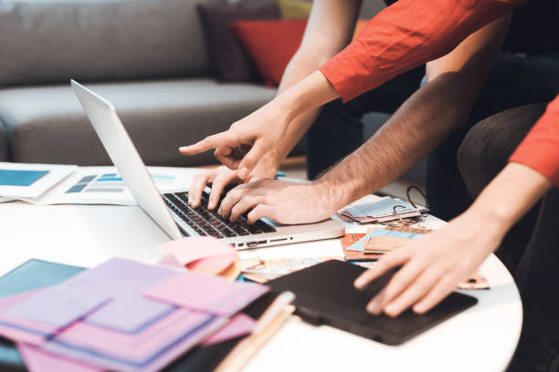 istock Hands that show on the laptop screen. 902528108