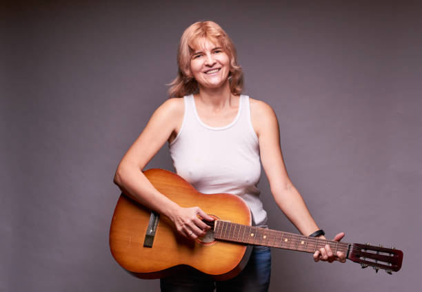istock a beautiful musician and a guitar 902529250