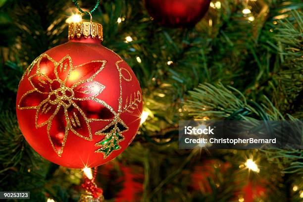 Bola De Árvore De Natal - Fotografias de stock e mais imagens de Lâmpada - Lâmpada, Pinheiro, Bola de Árvore de Natal