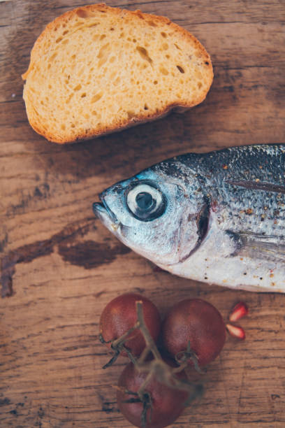 sellé brèmes poisson sur une planche à découper avec du pain - blade photos et images de collection