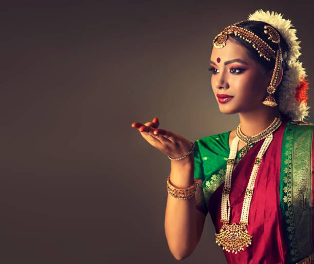 schönheit des klassischen indischen tanzes. junge frau tänzerin ausführt indischer tanz bharatanatyam. - traditional dancing ballet dancing classical style stock-fotos und bilder