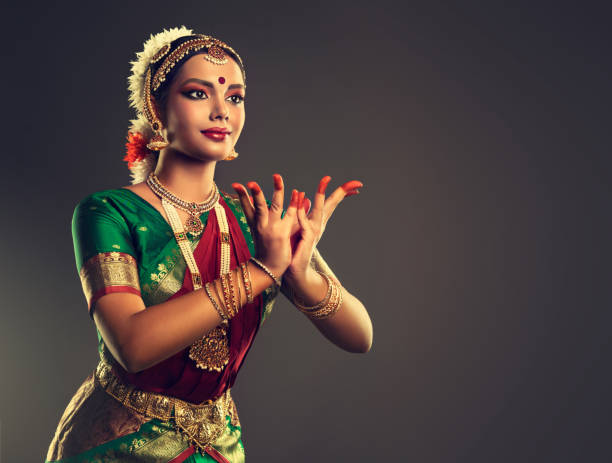 schönheit des klassischen indischen tanzes. junge frau tänzerin ausführt indischer tanz bharatanatyam. - traditional dancing ballet dancing classical style stock-fotos und bilder