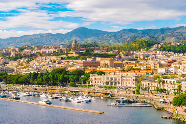 messina, sycylia, włochy - public building blue nautical vessel coastline zdjęcia i obrazy z banku zdjęć