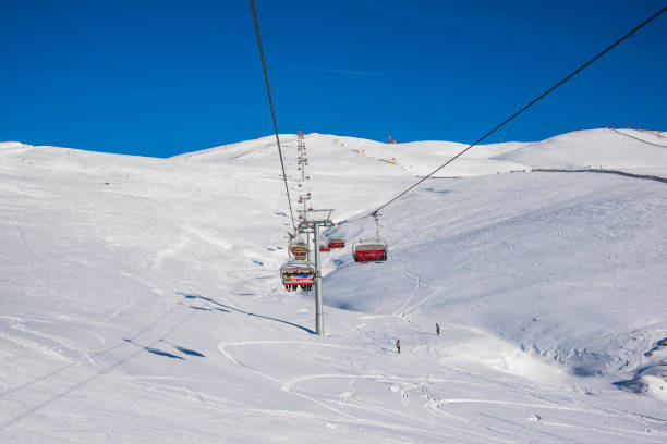 winter ski resort - sinaia fotografías e imágenes de stock