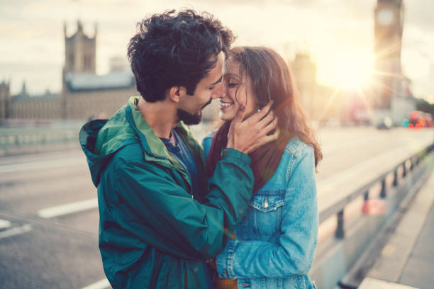 couple s’embrassant dans la rue - attractive couple photos et images de collection