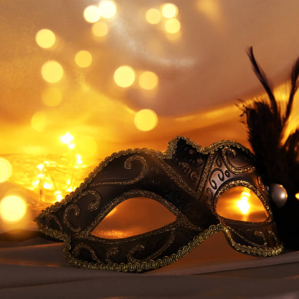 istock Image of elegant venetian mask over gold silk background. 902590884