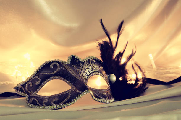 istock Image of elegant venetian mask over gold silk background. 902590890