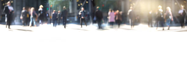persone che camminano nella città di londra. sfondo sfocato con spato per il testo - defocused crowd blurred motion business foto e immagini stock