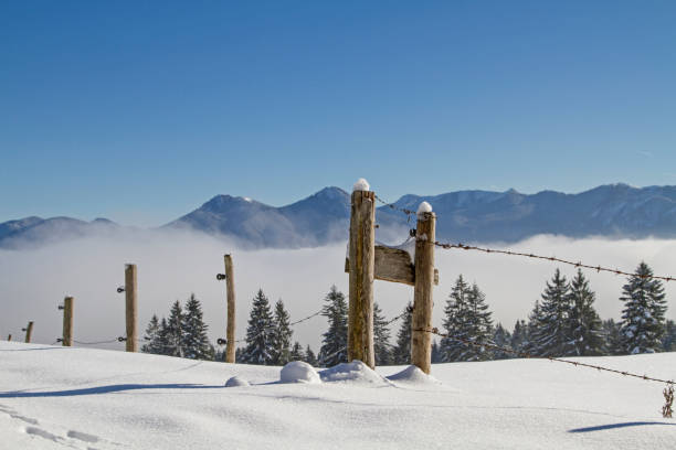 nebbia nella valle e sole sulle montagne - inversion layer foto e immagini stock