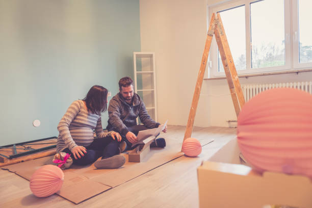 istock Pregnant couple in a new home 902616418