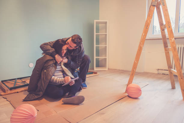 istock Pregnant couple in a new home 902616996