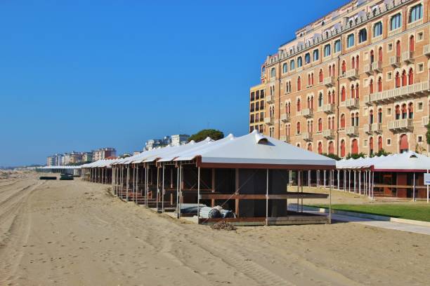 der strand des lido di venezia. strandhütten und luxus-hotel. venedig, italien. - lido stock-fotos und bilder