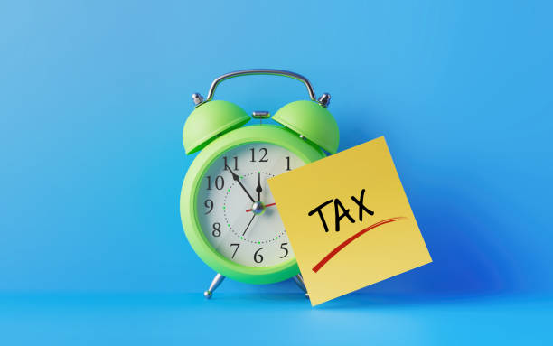 istock Alarm Clock And A yellow Post It Not Over Blue Background 902637130