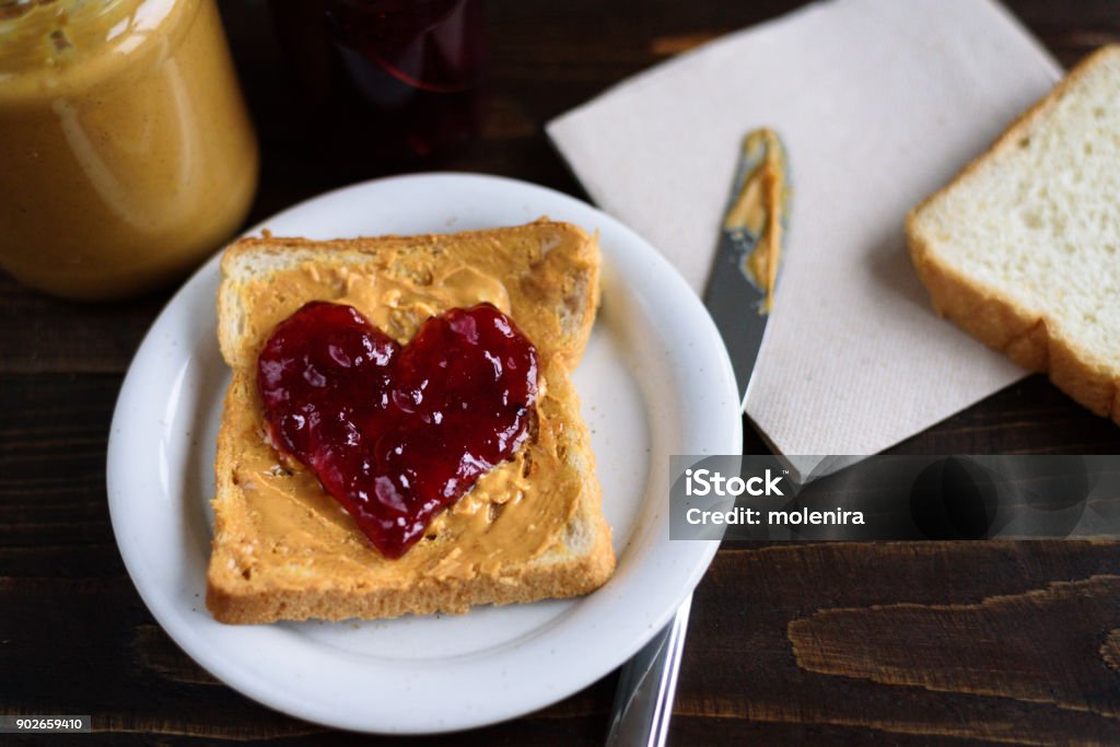 Beurre d’arachide et le cœur en forme de "sandwich" de gelée - Photo de Sandwich au beurre de cacahouètes et à la confiture libre de droits