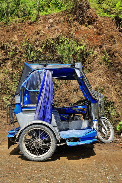 niebiesko-szary trójkołowy na drodze may-alfonso lista-isabela. miasto banaue-prowincja ifugao-luzon-filipiny. 0082 - seat row obrazy zdjęcia i obrazy z banku zdjęć
