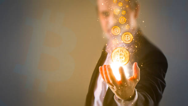 zarabianie pieniędzy z bitcoin - bitcoiny pochodzące z ręki biznesmena - men suit holding human finger zdjęcia i obrazy z banku zdjęć