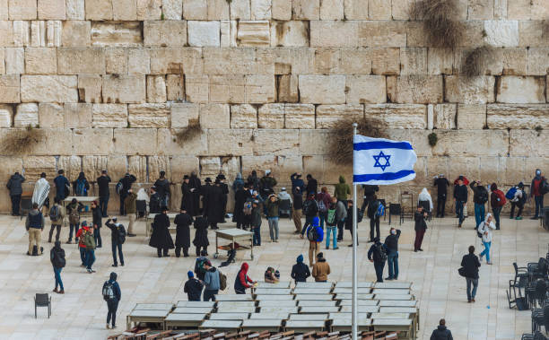 podróż do izraela i odkryć piękno - izraelska flaga i ludzie w pobliżu płaczu ściany - jerusalem middle east architecture jerusalem old city zdjęcia i obrazy z banku zdjęć