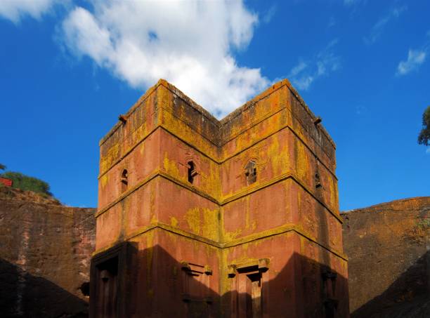 Church of Saint George in Lalibela, Ethiopia Lalibela, Amhara region, Ethiopia: rock-hewn Church of Saint George / Biete Giyorgis - carved from red volcanic rock in the shape of a cross - 12th century - the most famous of the eleven monolithic churches in Lalibela - Ethiopian Orthodox Tewahedo Church - UNESCO world heritage site the church of saint george lalibela ethiopia stock pictures, royalty-free photos & images
