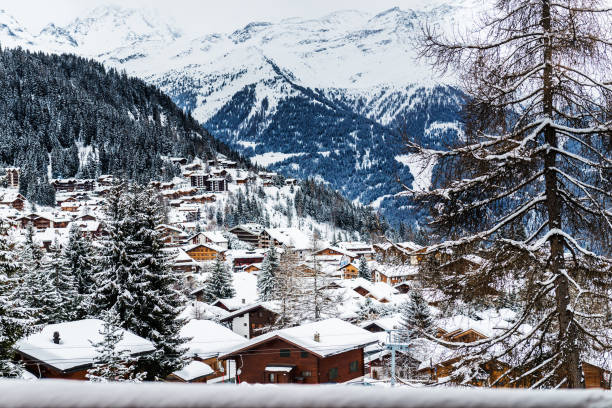 hermosa vista sobre el valle en los alpes suizos - village snow winter france fotografías e imágenes de stock