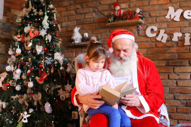 genç kız lar resimleri ilginç noel gösterir - olgun yetişkinler lar stok fotoğraflar ve resimler