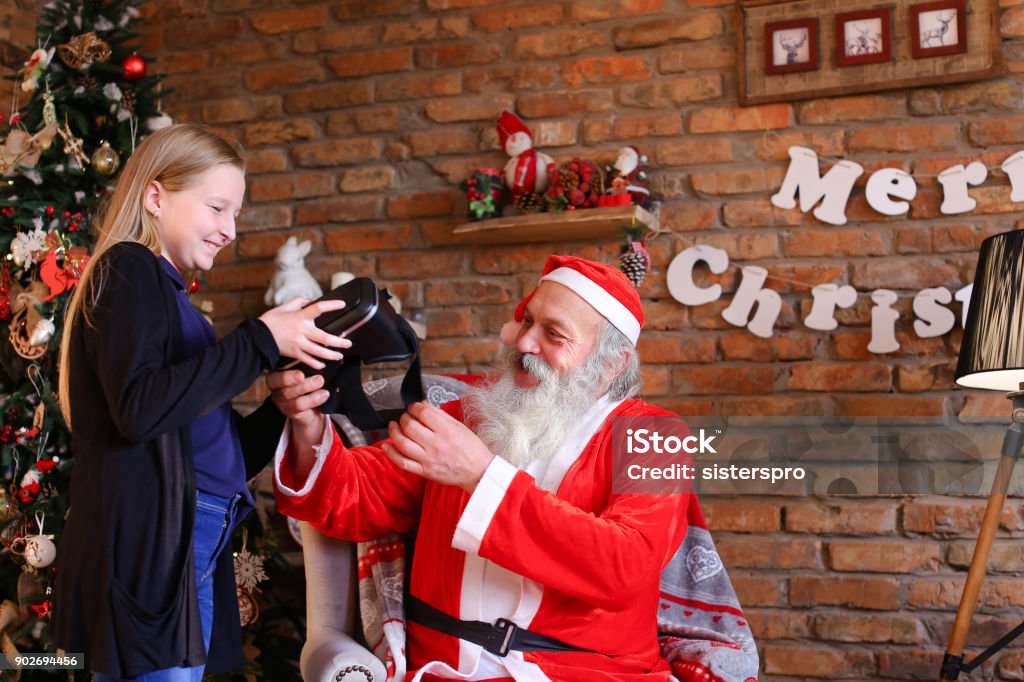 Chica feliz al recibir de regalo de Navidad de Santa Claus en f - Foto de stock de 20 a 29 años libre de derechos