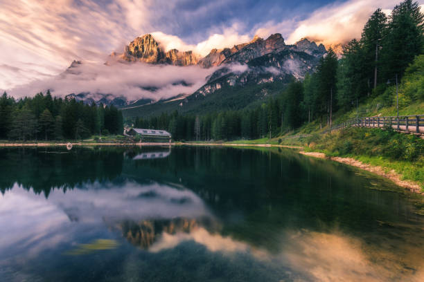 lago san vito di cadore (lago mosigo) en valle del boite en el dominio de monte antelao también había llamado rey de los dolomitas. dolomitas italianos alpes paisaje, italia, europa. - belluno veneto european alps lake fotografías e imágenes de stock