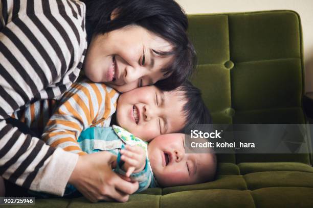 家族は家でゆっくり - 赤ちゃんのストックフォトや画像を多数ご用意 - 赤ちゃん, 家族, アジア大陸