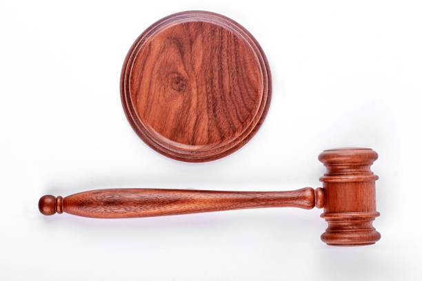 drewniany sędzia gavel ze stojakiem. - gavel law legal system auction zdjęcia i obrazy z banku zdjęć