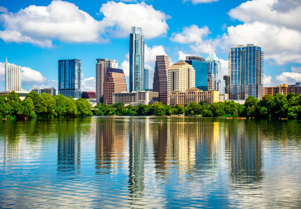 blaue perle reflexionen über town lake austin texas skyline cityscape blick von der fußgängerbrücke - austin texas skyline texas cityscape stock-fotos und bilder