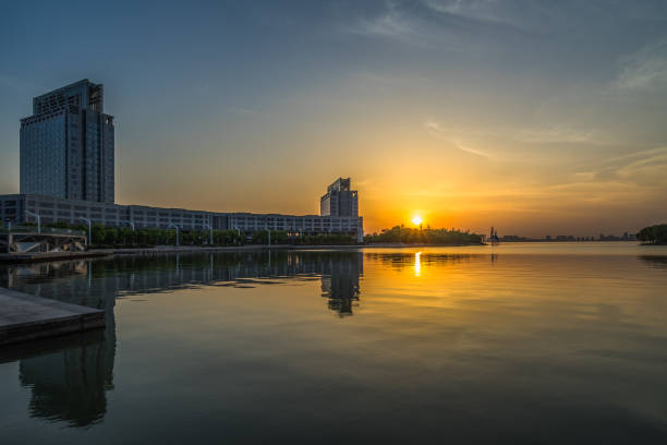 istock The golden skyline 902746656