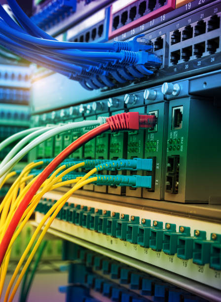 光ファイバケーブルおよび utp ネットワークケーブル - fiber optic computer network communication blue ストックフォトと画像