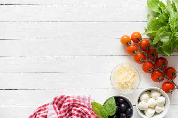 ingredientes de comida italiana para cocinar en la mesa blanca con espacio de copia de texto - italian herb fotografías e imágenes de stock